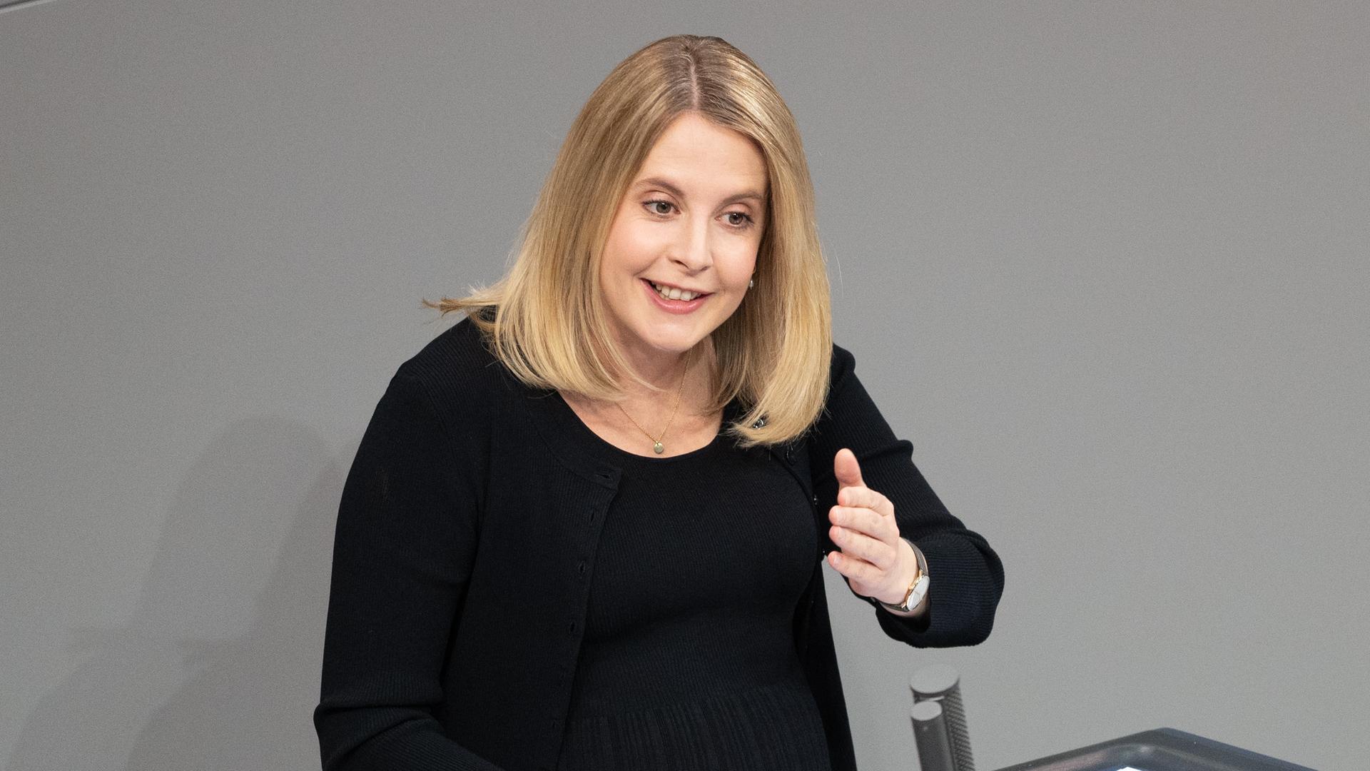 Hubertz im schwarzen Pulli spricht im Bundestag und gestikuliert. 