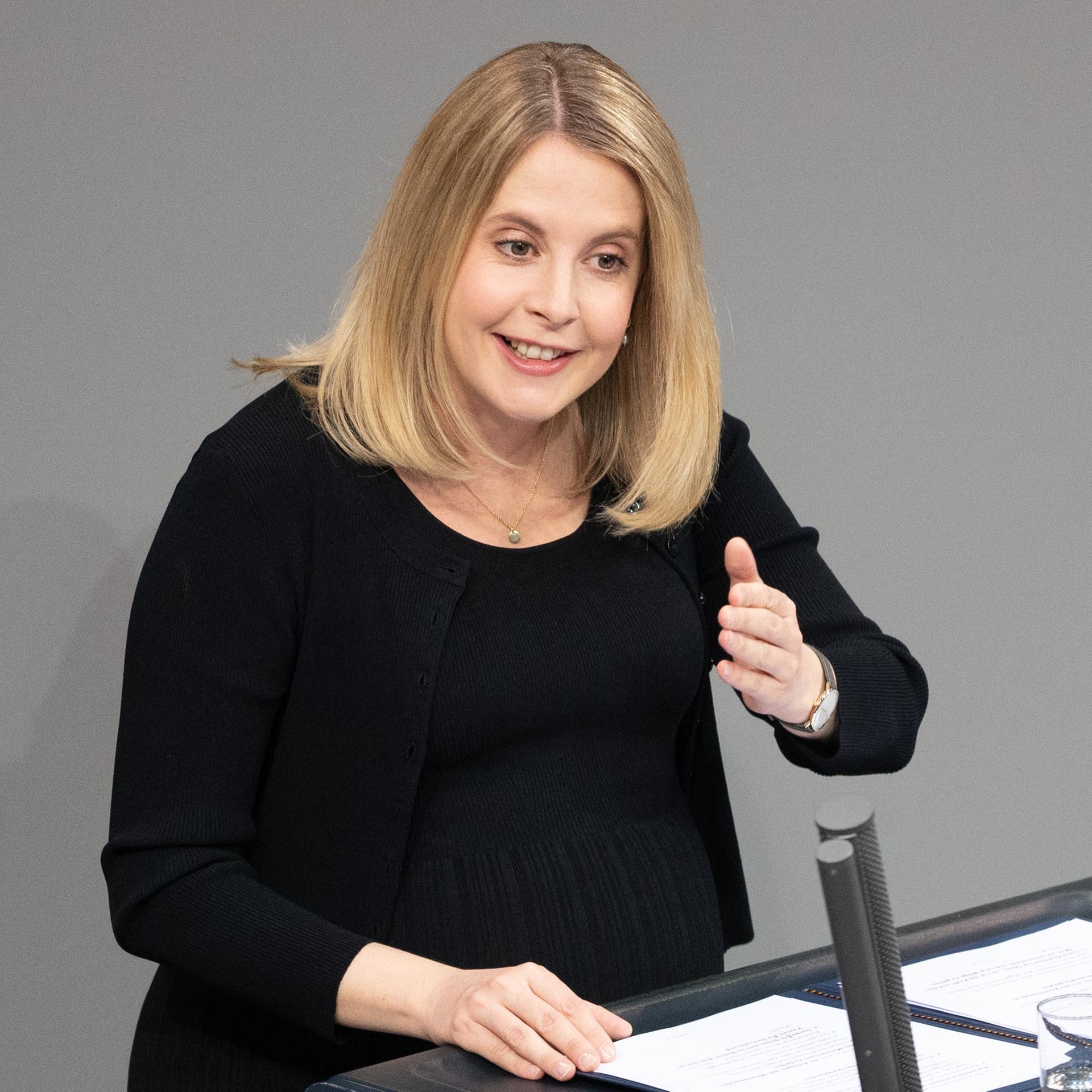 Verena Hubertz spricht im Bundestag und gestikuliert. 