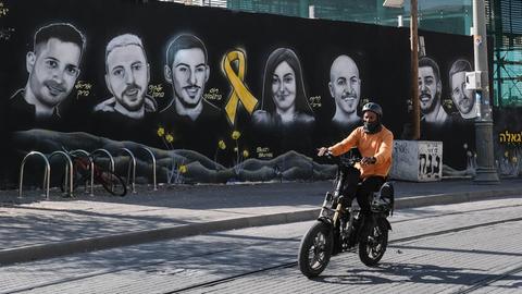 Ein Wandgemälde zeigt die Gesichter mehrerer junger Israelis, die von der Hamas am 7. Oktober 2023 als Geiseln genommen wurden.