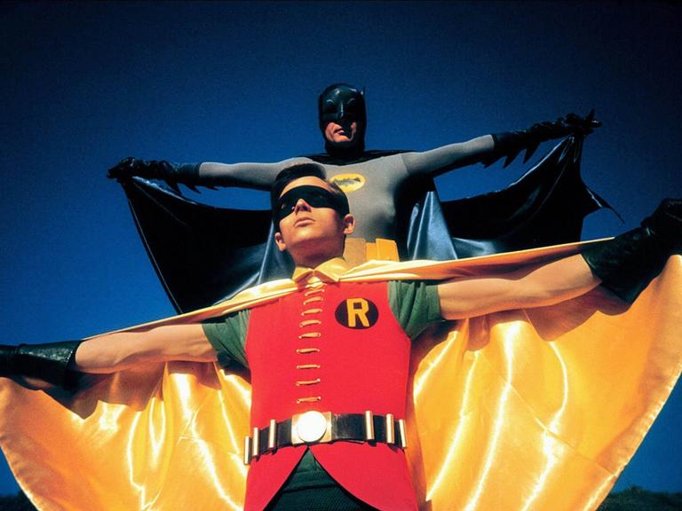 Batman (Adam West) und Robin (Burt Ward) in dramatischer Pose.