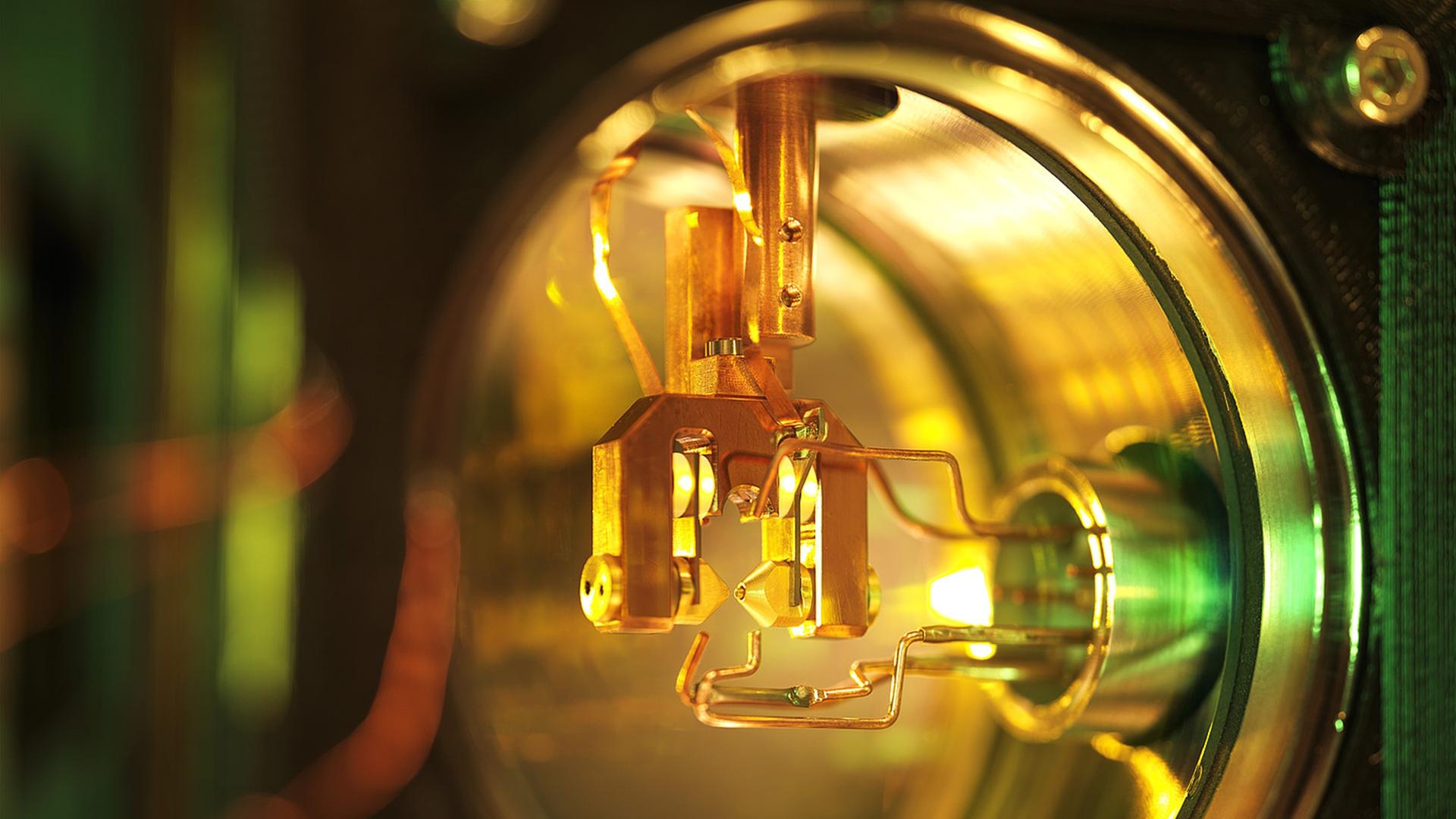 Neue Optische Uhr in der Physikalisch-Technischen Bundesanstalt (PTB), präziser als eine Atomuhr, Gold-beschichtete Elektroden Neue Optische Uhr in der Physikalisch-Technischen Bundesanstalt (PTB), präziser als eine Atomuhr, Gold-beschichtete Elektroden