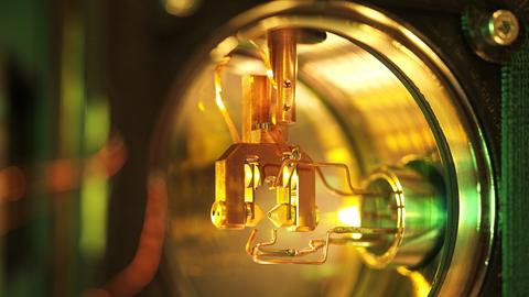Neue Optische Uhr in der Physikalisch-Technischen Bundesanstalt (PTB), präziser als eine Atomuhr, Gold-beschichtete Elektroden