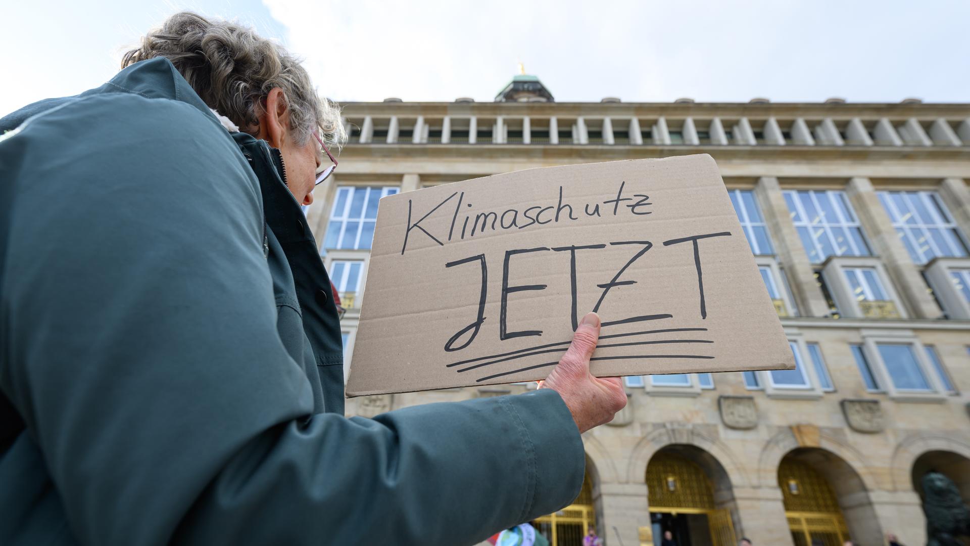 Eine Teilnehmerin eines Bündnisses aus Umweltorganisationen, Wissenschaft und Jugendinitiativen hält bei einer Demonstration in Dresden ein Schild mit der Aufschrift „Klimaschutz jetzt“ in der Hand und fordert u.a. verbindliche Klimaziele. Eine Teilnehmerin eines Bündnisses aus Umweltorganisationen, Wissenschaft und Jugendinitiativen hält bei einer Demonstration in Dresden ein Schild mit der Aufschrift „Klimaschutz jetzt“ in der Hand und fordert u.a. verbindliche Klimaziele.