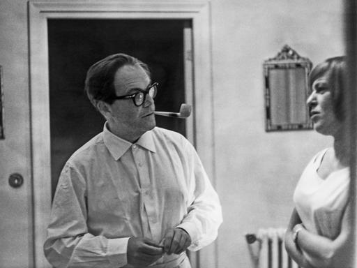 Max Frisch mit Ingeborg Bachmann in einer Wohnung in Rom.