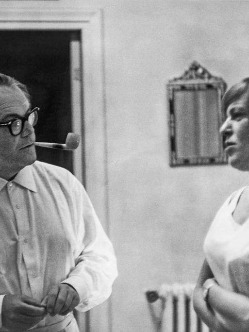 Max Frisch mit Ingeborg Bachmann in einer Wohnung in Rom.