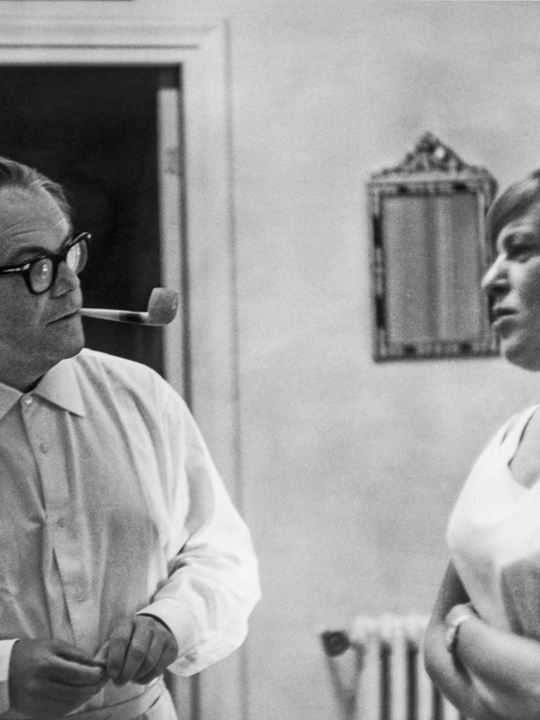 Max Frisch mit Ingeborg Bachmann in einer Wohnung in Rom.