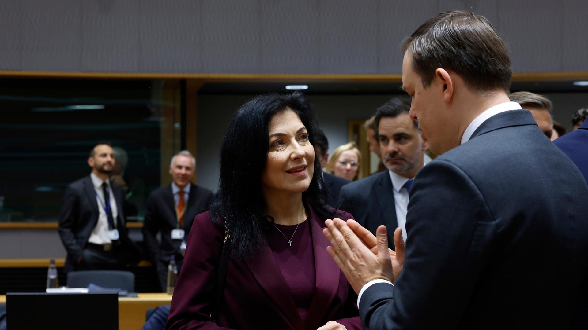 Polens Staatssekretär Michal Baranowski spricht mit der deutschen Bundesministerin für Wirtschaft und Energie, Katherina Reiche, bei einem Treffen der EU-Handelsminister in Brüssel. Polens Staatssekretär Michal Baranowski spricht mit der deutschen Bundesministerin für Wirtschaft und Energie, Katherina Reiche, bei einem Treffen der EU-Handelsminister in Brüssel.
