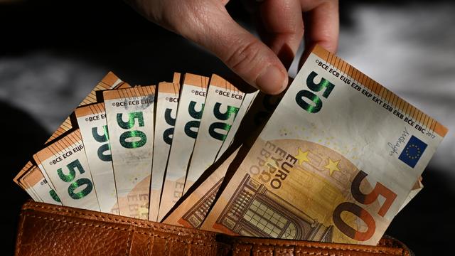 Eine Person hält mehrere 50 Euro Scheine in der Hand