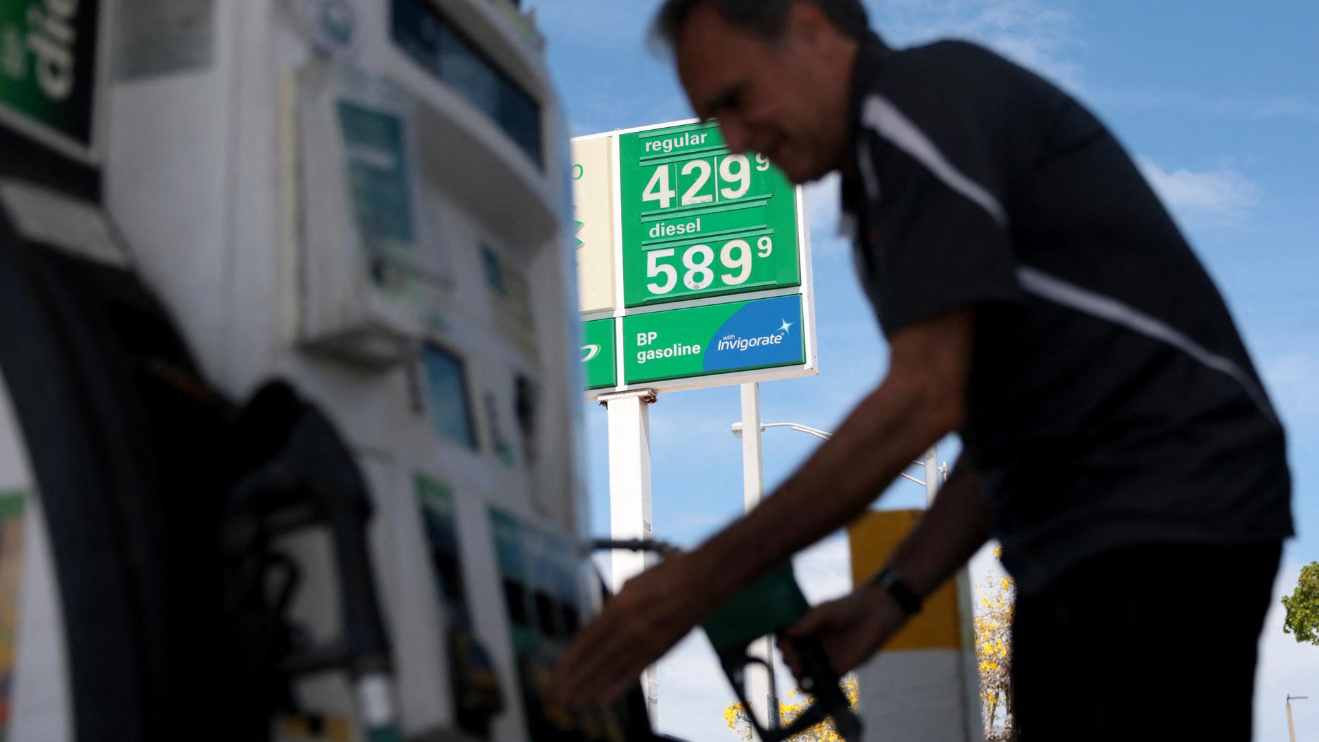 Das Foto zeigt eine Tankstelle und deren Preistafel in Florida/USA im April 2026.