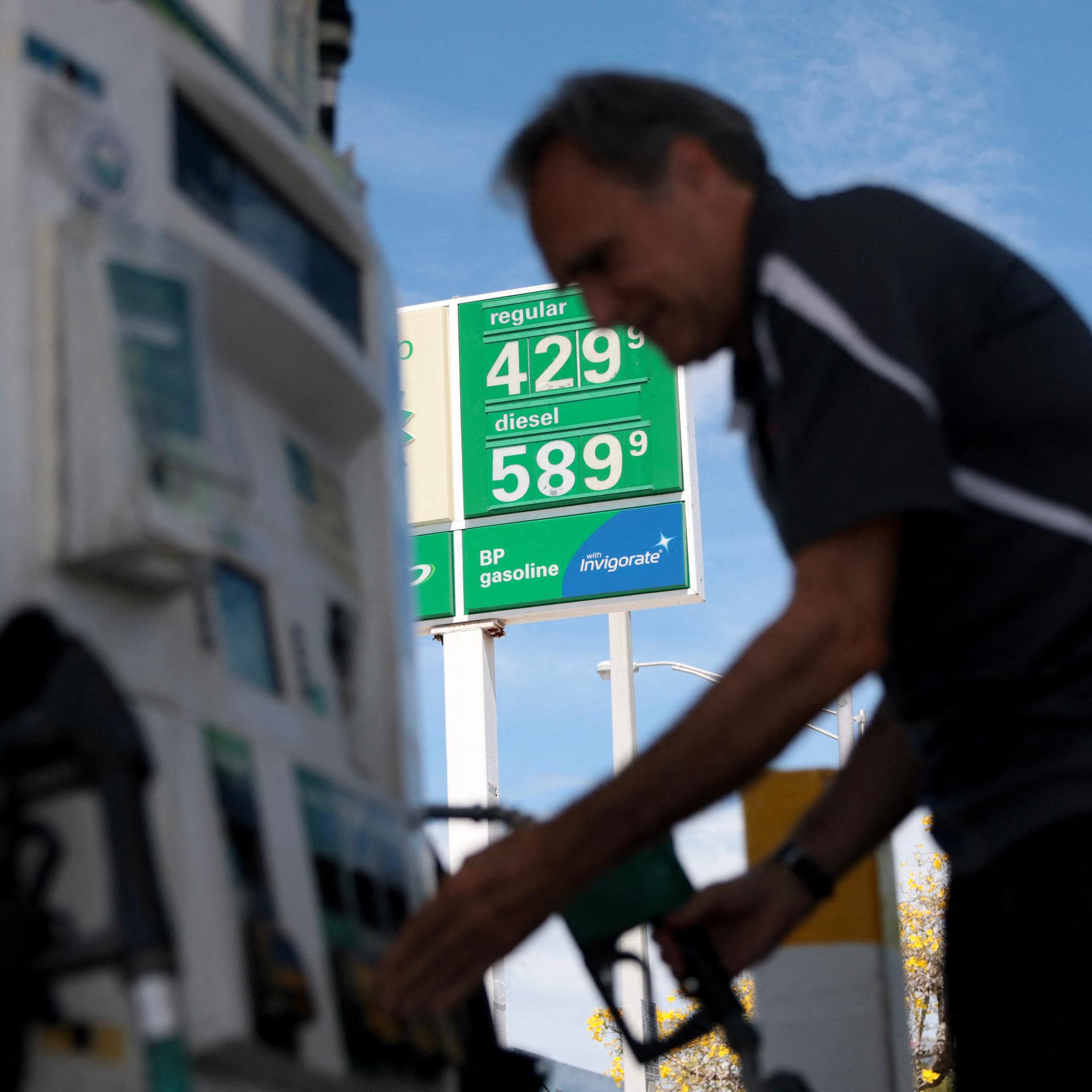 Das Foto zeigt eine Tankstelle und deren Preistafel in Florida/USA im April 2026.