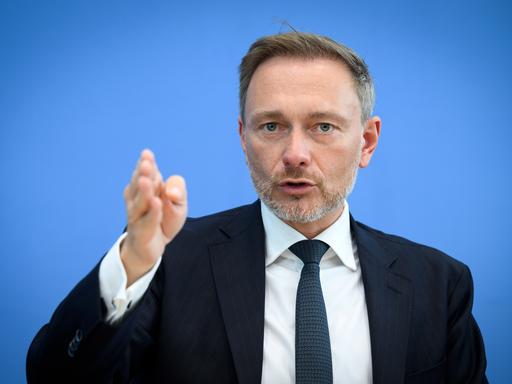 Christian Lindner (FDP), Bundesminister der Finanzen, stellt in der Bundespressekonferenz den Regierungsentwurf für den Bundeshaushalt 2024 und den Finanzplan bis 2027 vor.