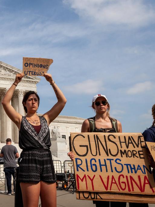 Frauen vor dem US-Supreme Court protestieren gegen geplante Änderungen an dem Recht auf Abtreibung.