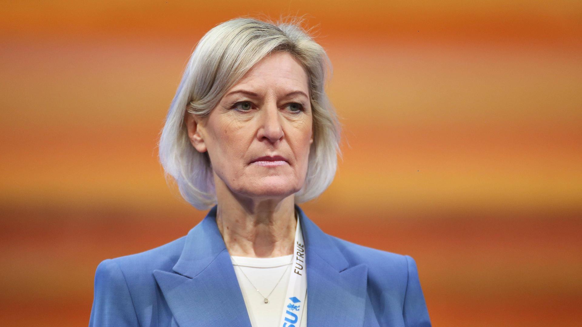 Die CSU-Politikerin Angelika Niebler schaut ernst. 