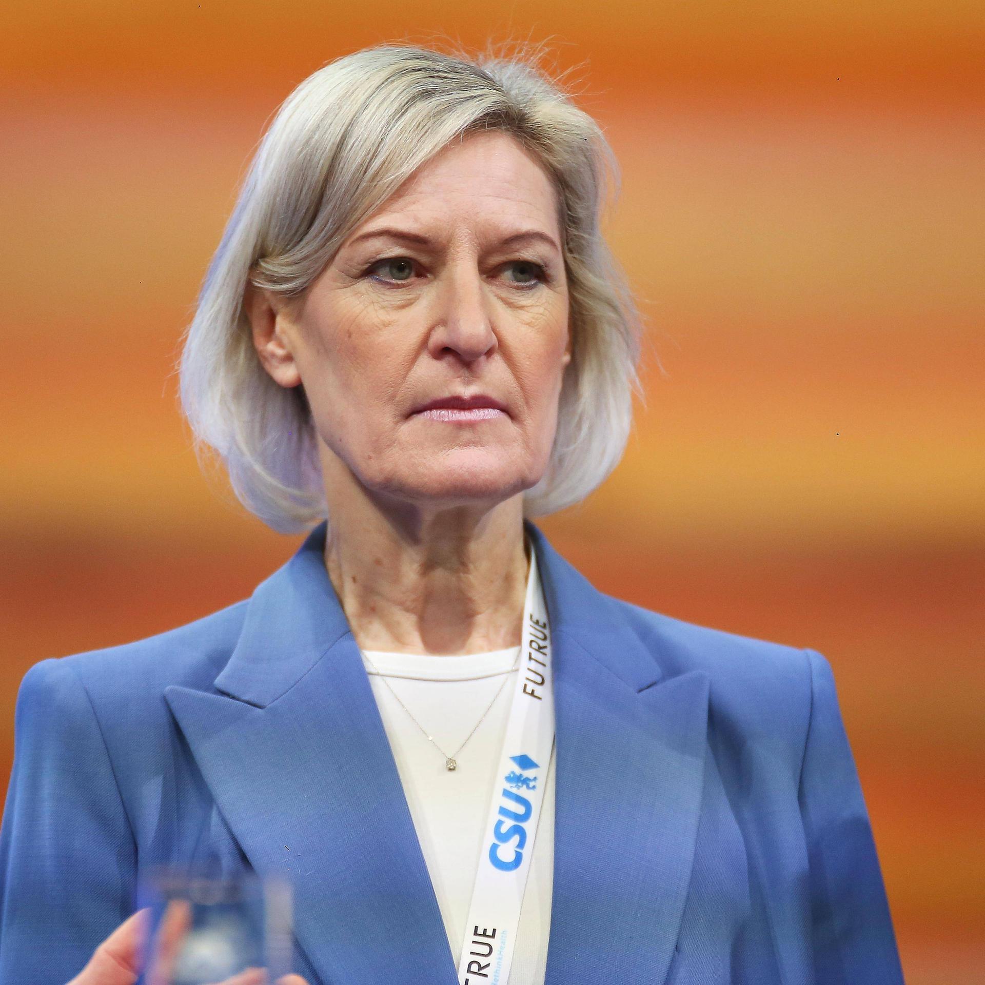 Die CSU-Politikerin Angelika Niebler schaut ernst. 
