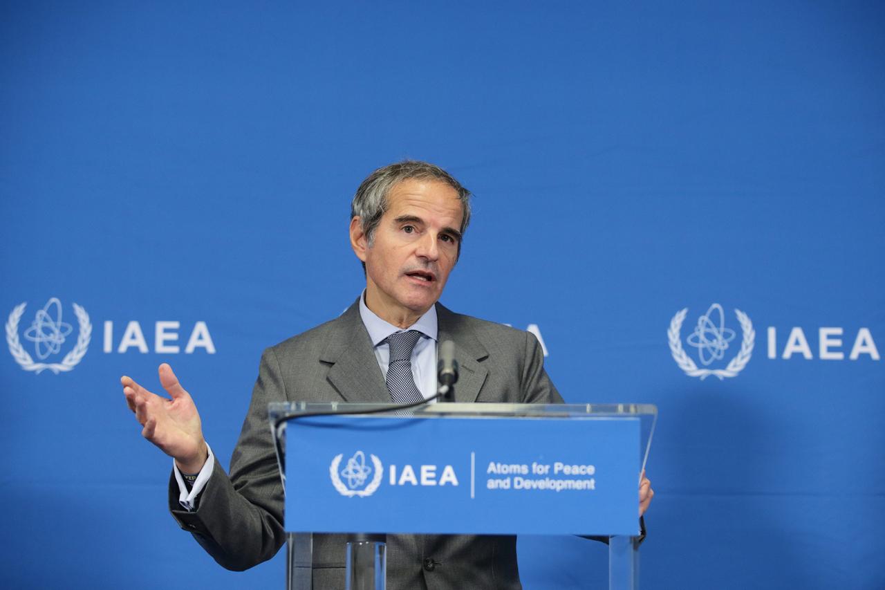 Der Leiter der Internationalen Atomenergiebehörde IAEA, Grossi, steht hinter einem Rednerpult.