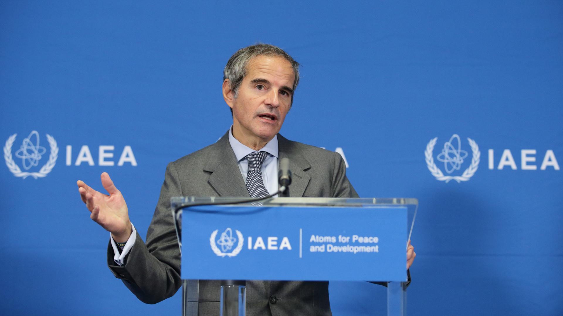 Der Leiter der Internationalen Atomenergiebehörde IAEA, Grossi, steht hinter einem Rednerpult. Der Leiter der Internationalen Atomenergiebehörde IAEA, Grossi, steht hinter einem Rednerpult.
