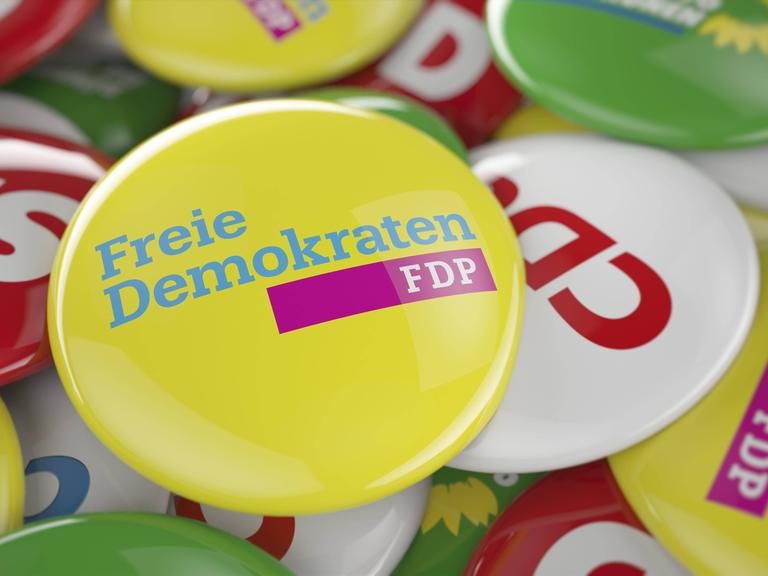 Ein FDP Button liegt auf den Buttons anderer deutscher Parteien.