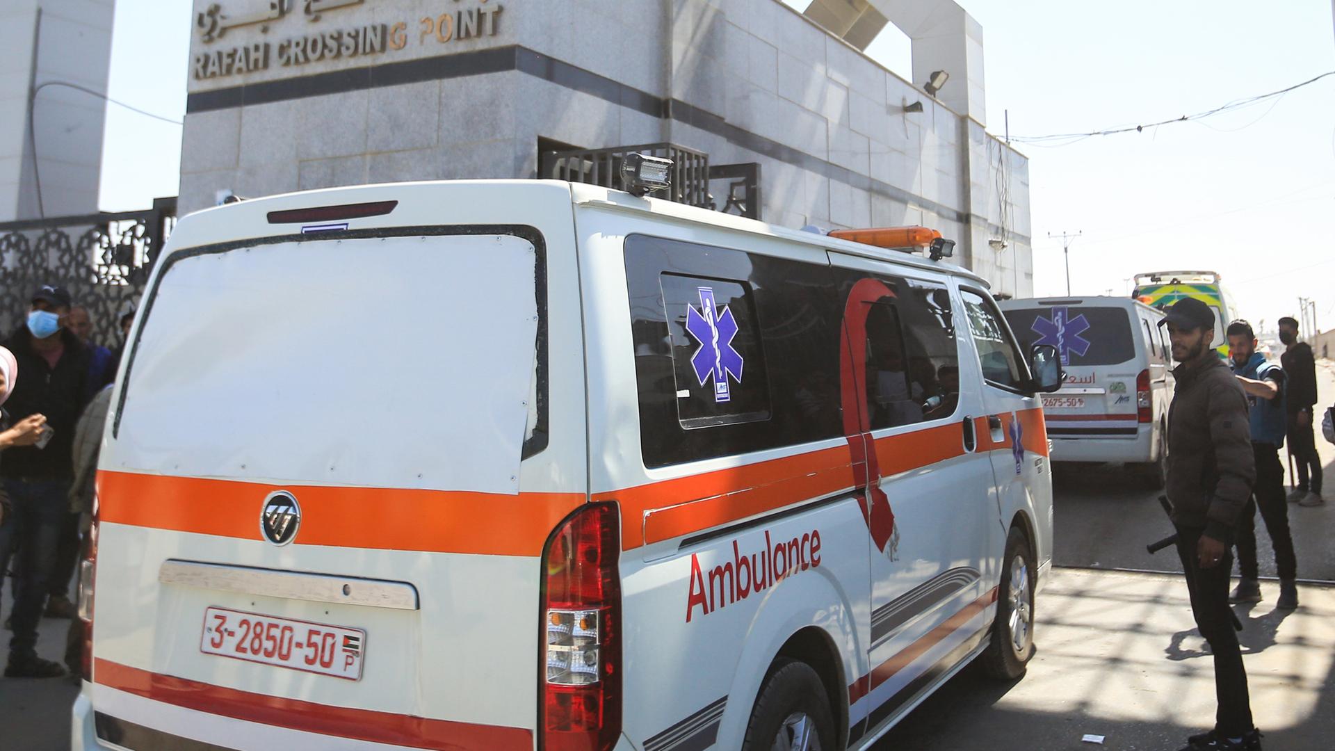 Leichen der Mitarbeiter von World Central Kitchen werden in einem Ambulanzwagen nach Rafah abtransportiert. 