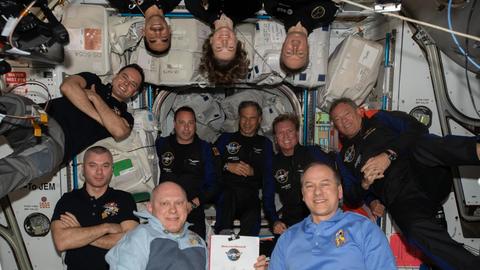 Gruppenbild von elf Astronauten der Internationalen Raumstation ISS