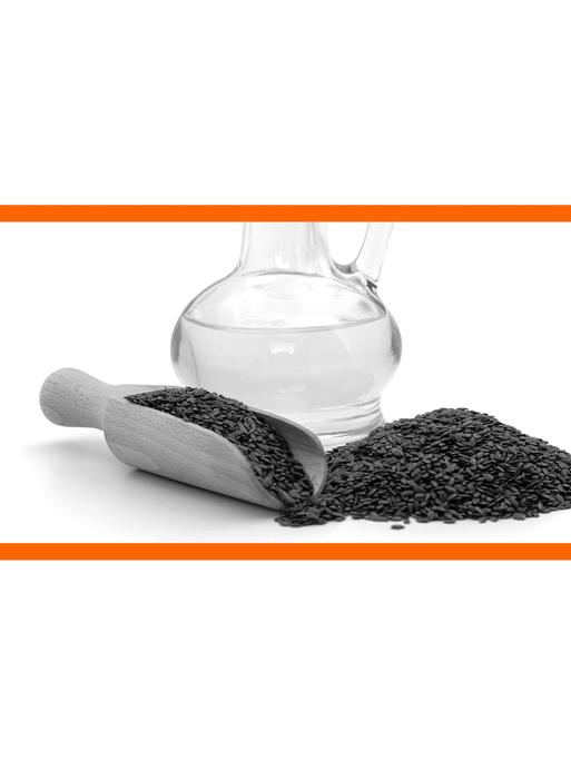 Schwarz-weißes Bild von Leinsamen vor einer Glasflsche mit Öl vor weißem Hintergrund im mittleren Drittel des Bildes. Die beiden weißen Bilddrittel oben und unten sind mit orangenen Streifen abgetrennt.