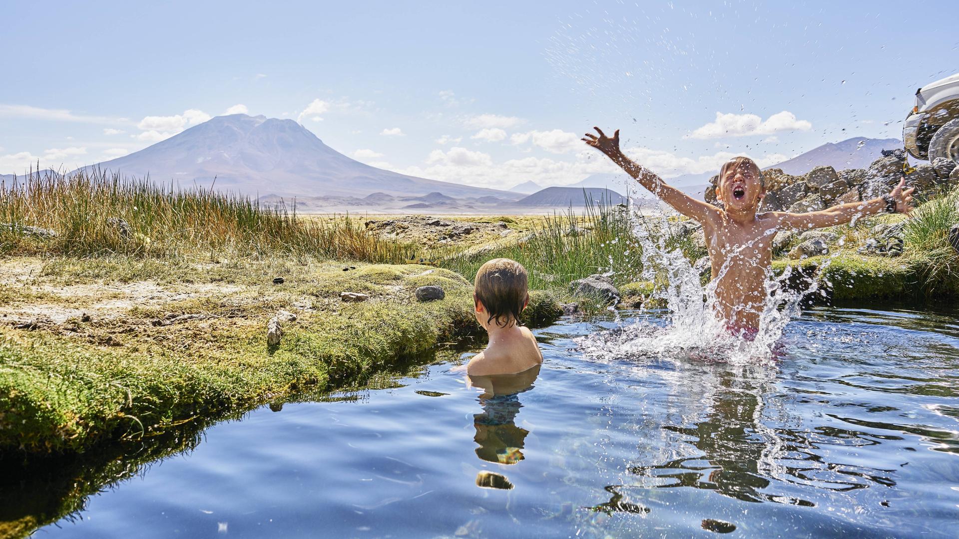 Zwei Jungen beim Baden in einer heißen Quelle in Chile. Zwei Jungen beim Baden in einer heißen Quelle in Chile.