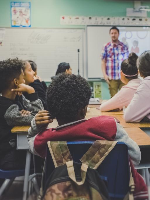 Schüler sitzen in einem Klassenzimmer beim Unterricht.