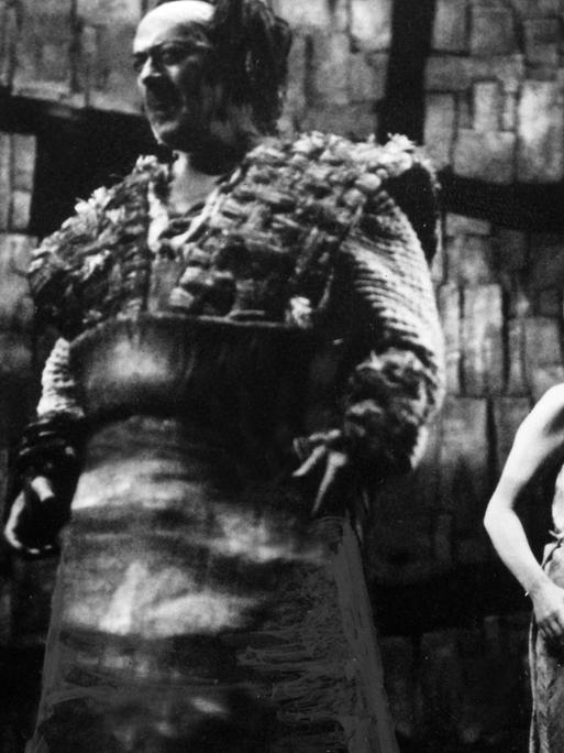 Szene aus dem vierten Bild der Ring-Oper Das Rheingold mit Kurt Böhme als Fafner.