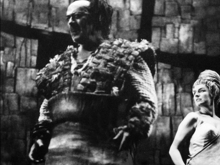 Szene aus dem vierten Bild der Ring-Oper Das Rheingold mit Kurt Böhme als Fafner.