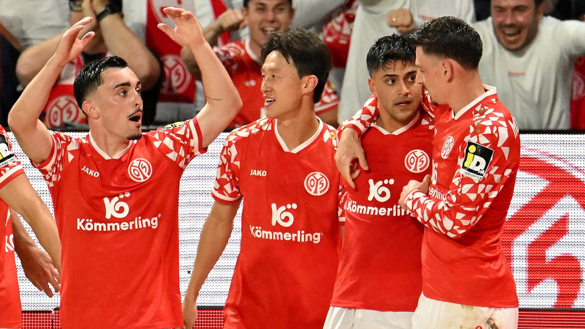 Vier Mainzer Fußballspieler jubeln gemeinsam über ein Tor gegen Trondheim. Vier Mainzer Fußballspieler jubeln gemeinsam über ein Tor gegen Trondheim.