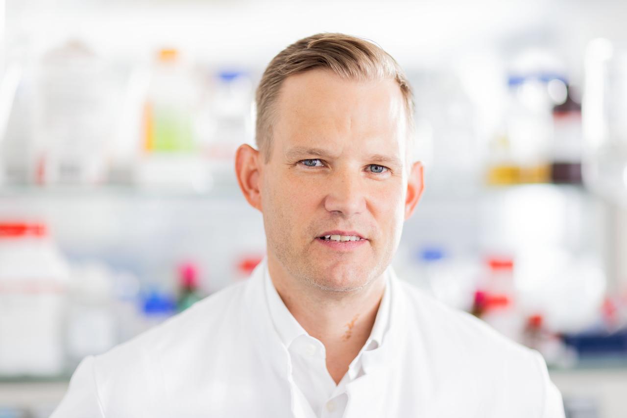 Hendrik Streeck, Direktor des Instituts für Virologie an der Uniklinik Bonn, steht in einem Labor seines Institutes.