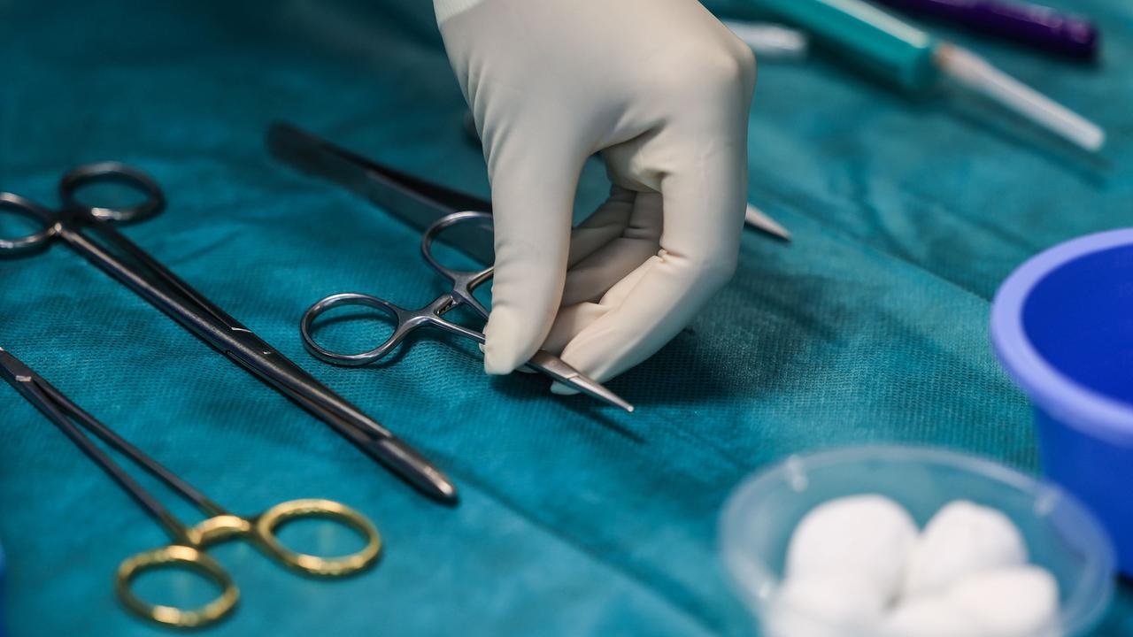 Eine OP-Schwester legt im Operationssaal ein OP-Besteck aus.