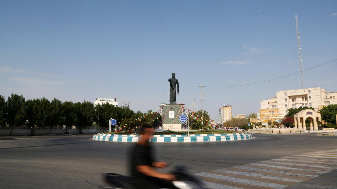 Teilansicht der Stadt Buschehr im Iran. Im Vordergrund ist ein Kreisverkehr, im Hintergrund Gebäude und Bäume. 