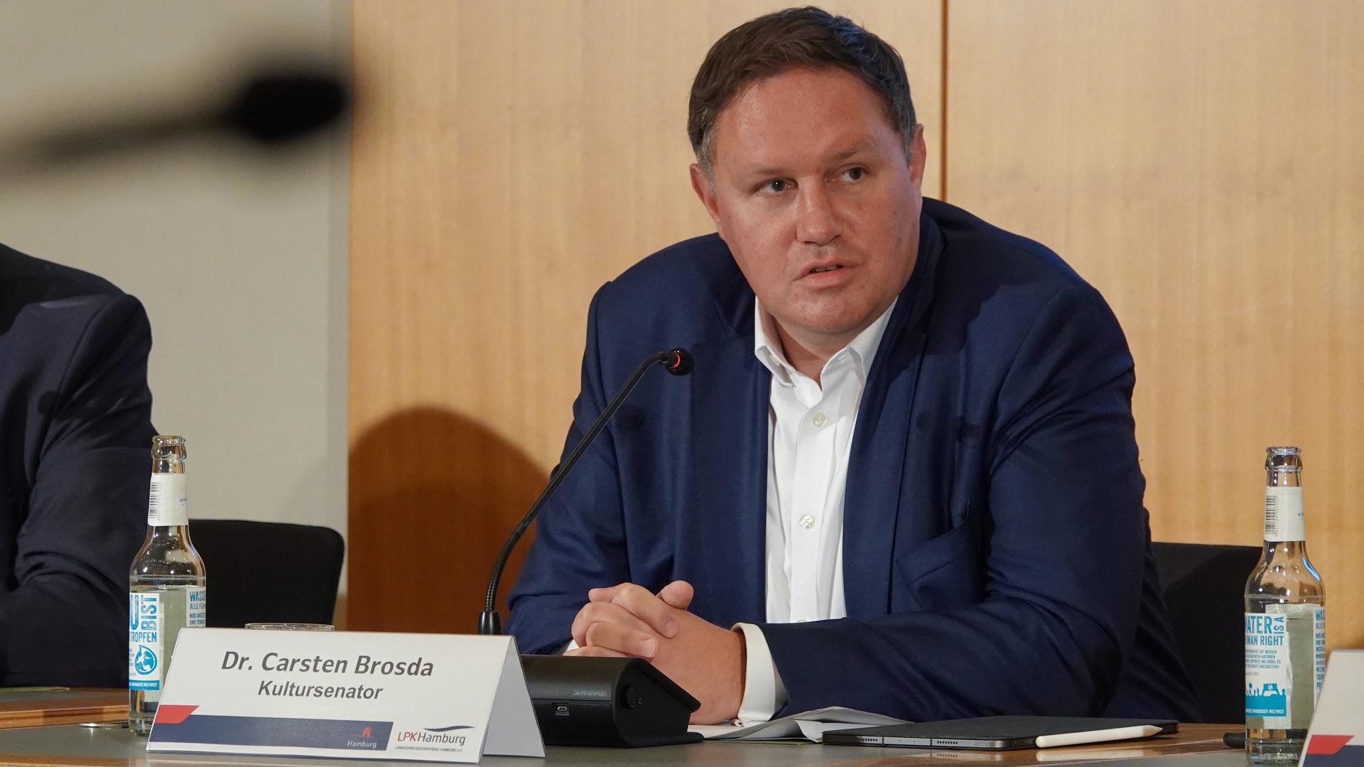 Carsten Brosda (SPD), Hamburgs Kultursenator, spricht während einer Landespressekonferenz.