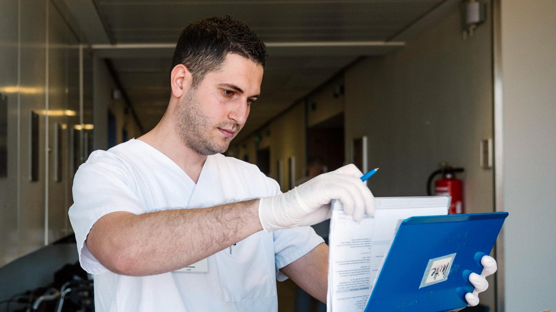 Der albanische Krankenpfleger Samed Qoshja füllt in der Neurochirurgie der Charité am Campus Benjamin Franklin Unterlagen aus. Der albanische Krankenpfleger Samed Qoshja füllt in der Neurochirurgie der Charité am Campus Benjamin Franklin Unterlagen aus.