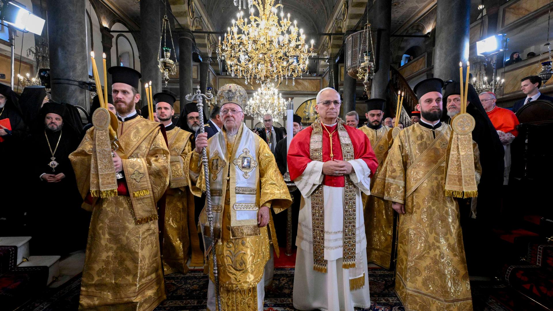 Papst Leo XIV. während eines Gottesdienstes in Istanbul; er steht neben Patriarch Bartholomew (I.) in der Kirche von Saint George. Daneben sind weitere Geistliche zu sehen.