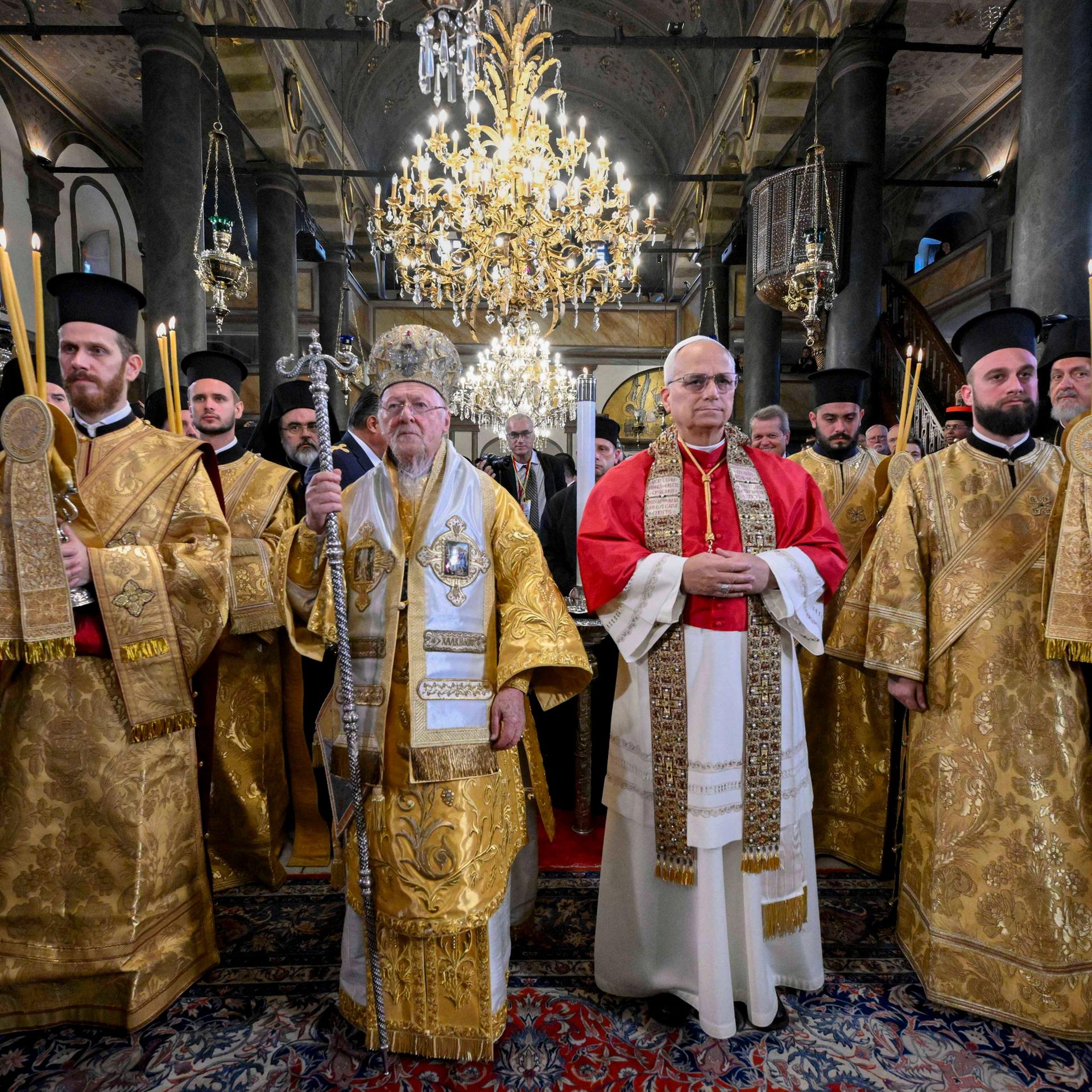 Papst Leo XIV. während eines Gottesdienstes in Istanbul; er steht neben Patriarch Bartholomew (I.) in der Kirche von Saint George. Daneben sind weitere Geistliche zu sehen.