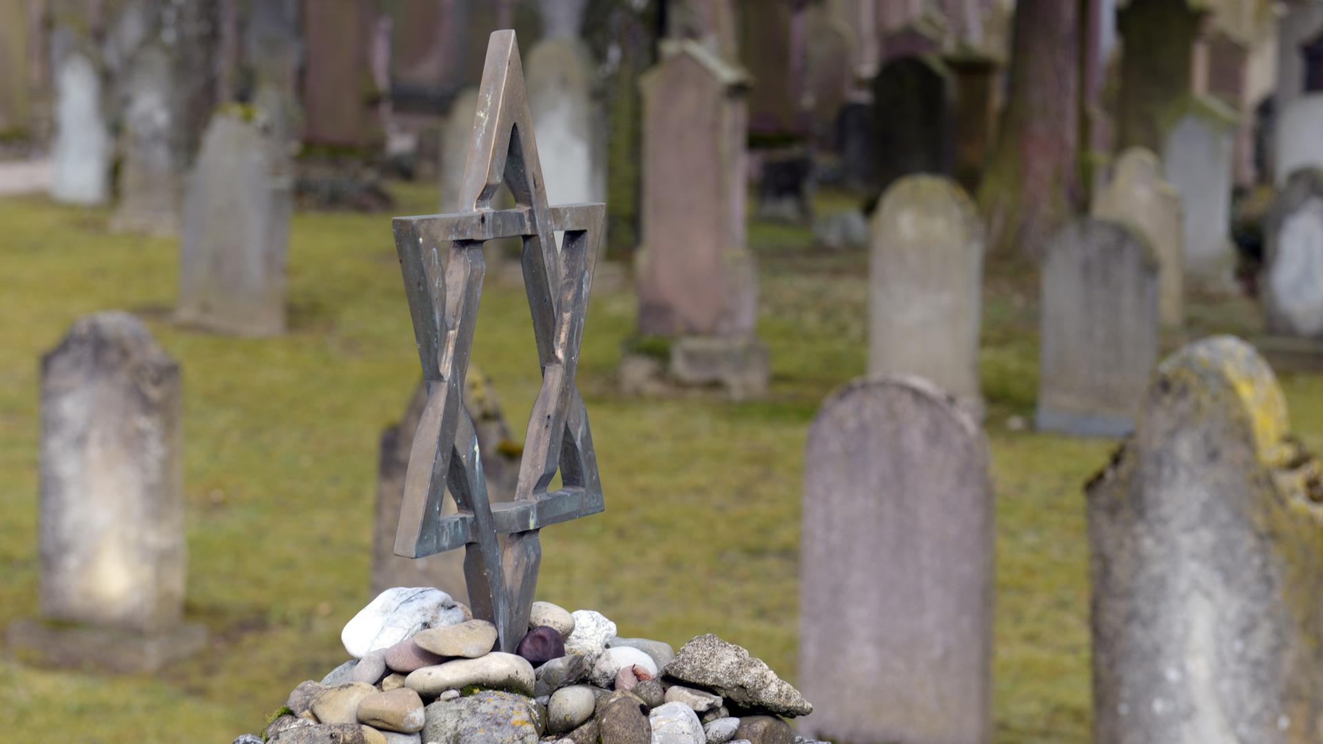 Ein Davidstern auf dem jüdischen Friedhof in Laupheim.