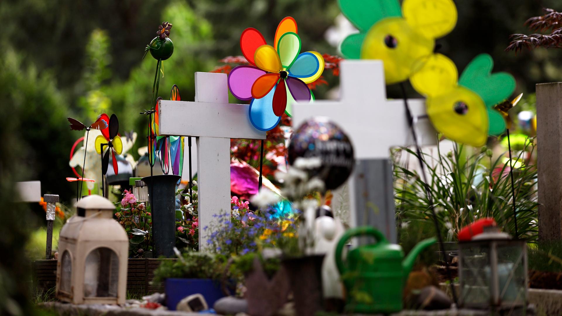 Friedhofsgrab mit vielen bunten Beigaben