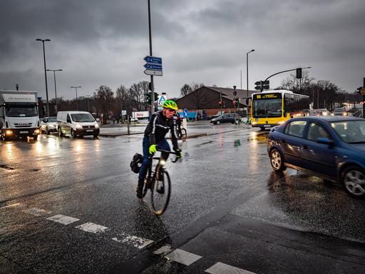 Platz ist Mangelware: Rad-, Auto- und Busverkehr am Saatwinkler Damm, einem der Unfallschwerpunkte in Berlin