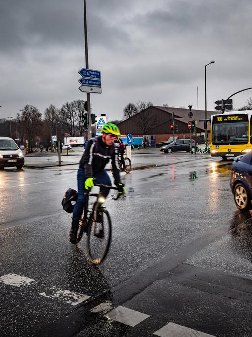 Platz ist Mangelware: Rad-, Auto- und Busverkehr am Saatwinkler Damm, einem der Unfallschwerpunkte in Berlin