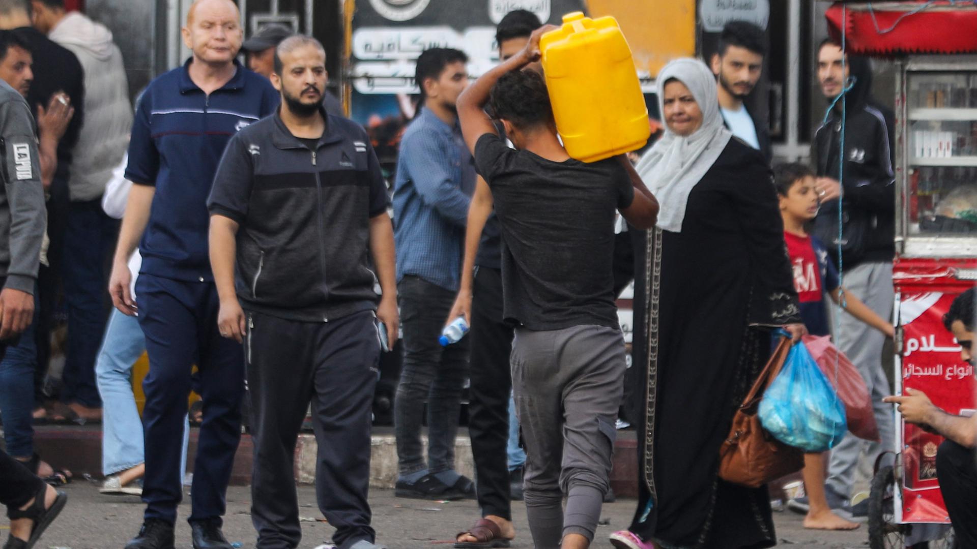 Palästinenser versuchen, sich in Gaza-Stadt mit Proviant und Wasser einzudecken.