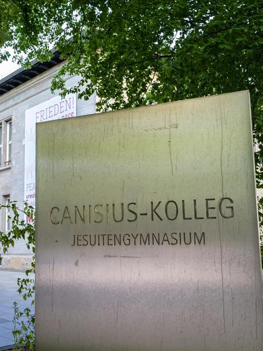 Ein Schild mit der Aufschrift "Canisius Kolleg, Jesuitengymnasium" vor dem Schulgebäude in Berlin Ein Schild mit der Aufschrift "Canisius Kolleg, Jesuitengymnasium" vor dem Schulgebäude in Berlin