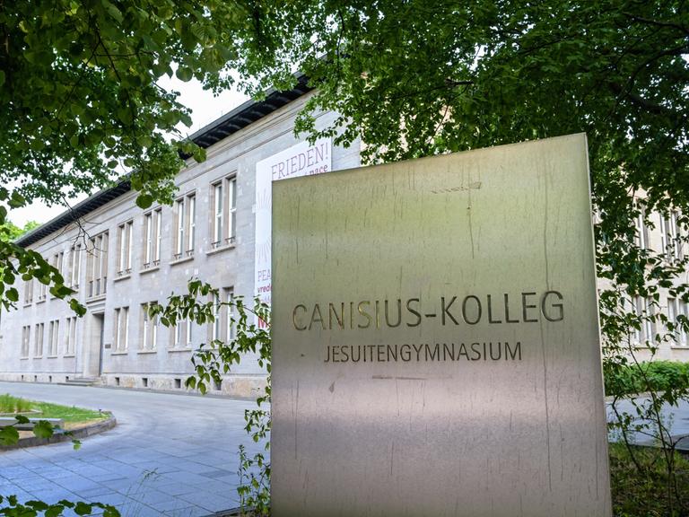 Ein Schild mit der Aufschrift "Canisius Kolleg, Jesuitengymnasium" vor dem Schulgebäude in Berlin Ein Schild mit der Aufschrift "Canisius Kolleg, Jesuitengymnasium" vor dem Schulgebäude in Berlin