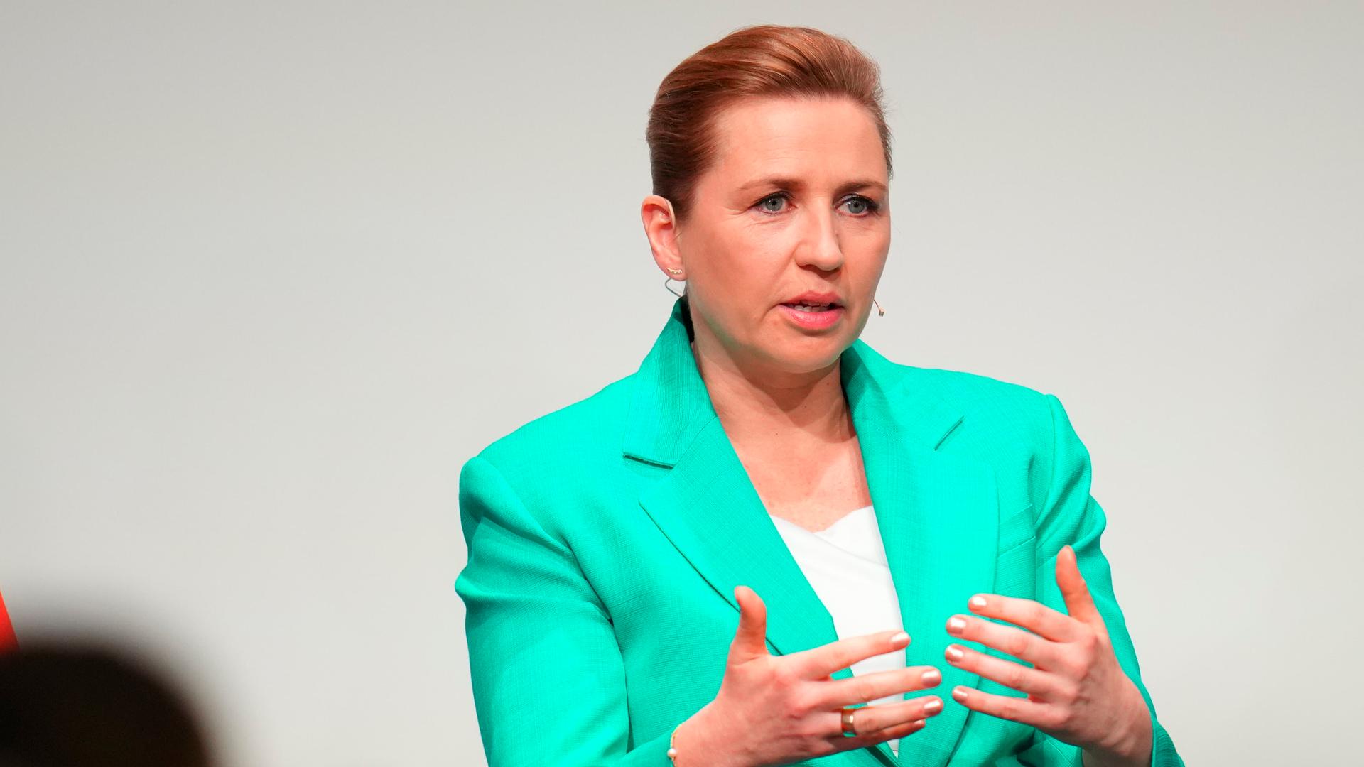Dänemarks Ministerpräsidentin Mette Frederiksen spricht und gestikuliert mit beiden Händen. Dänemarks Ministerpräsidentin Mette Frederiksen spricht und gestikuliert mit beiden Händen.