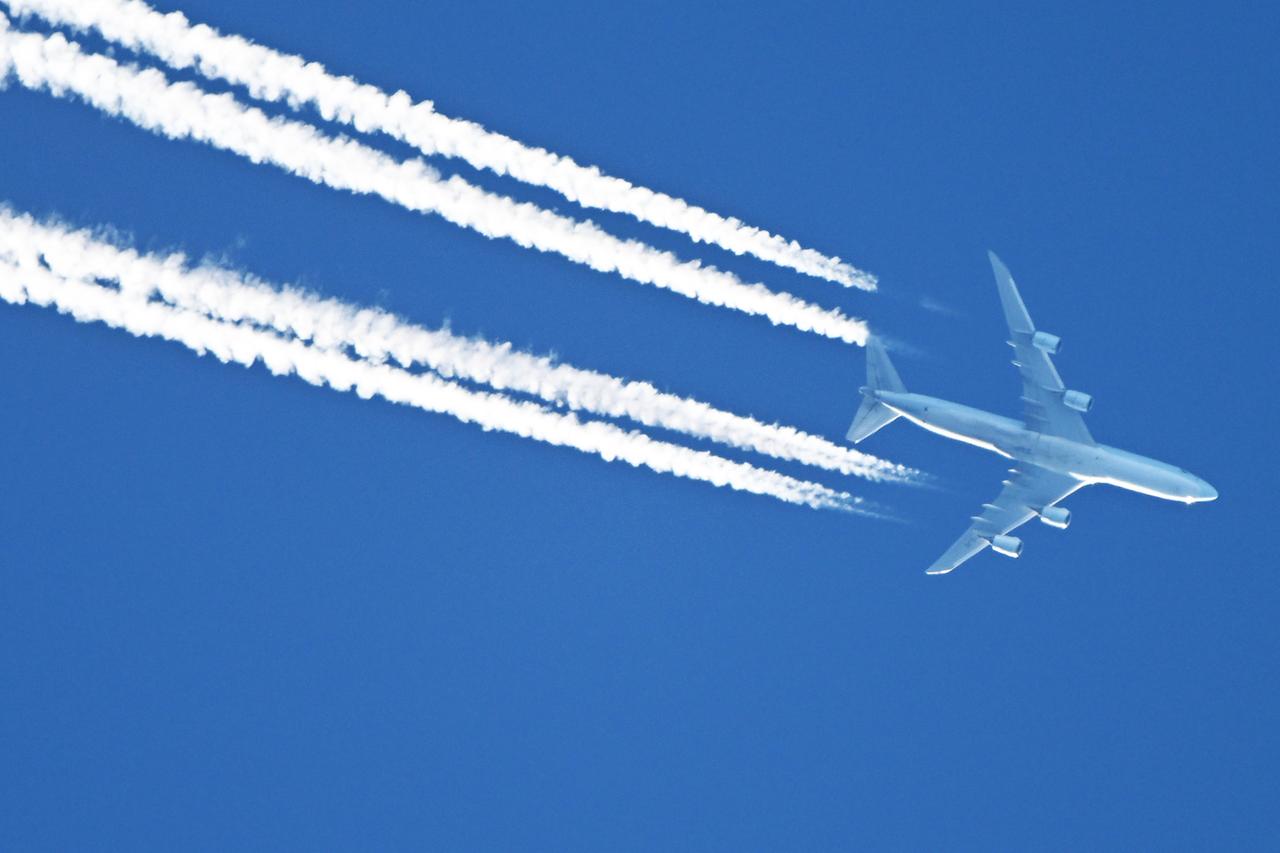 Flugzeug im Sinkflug