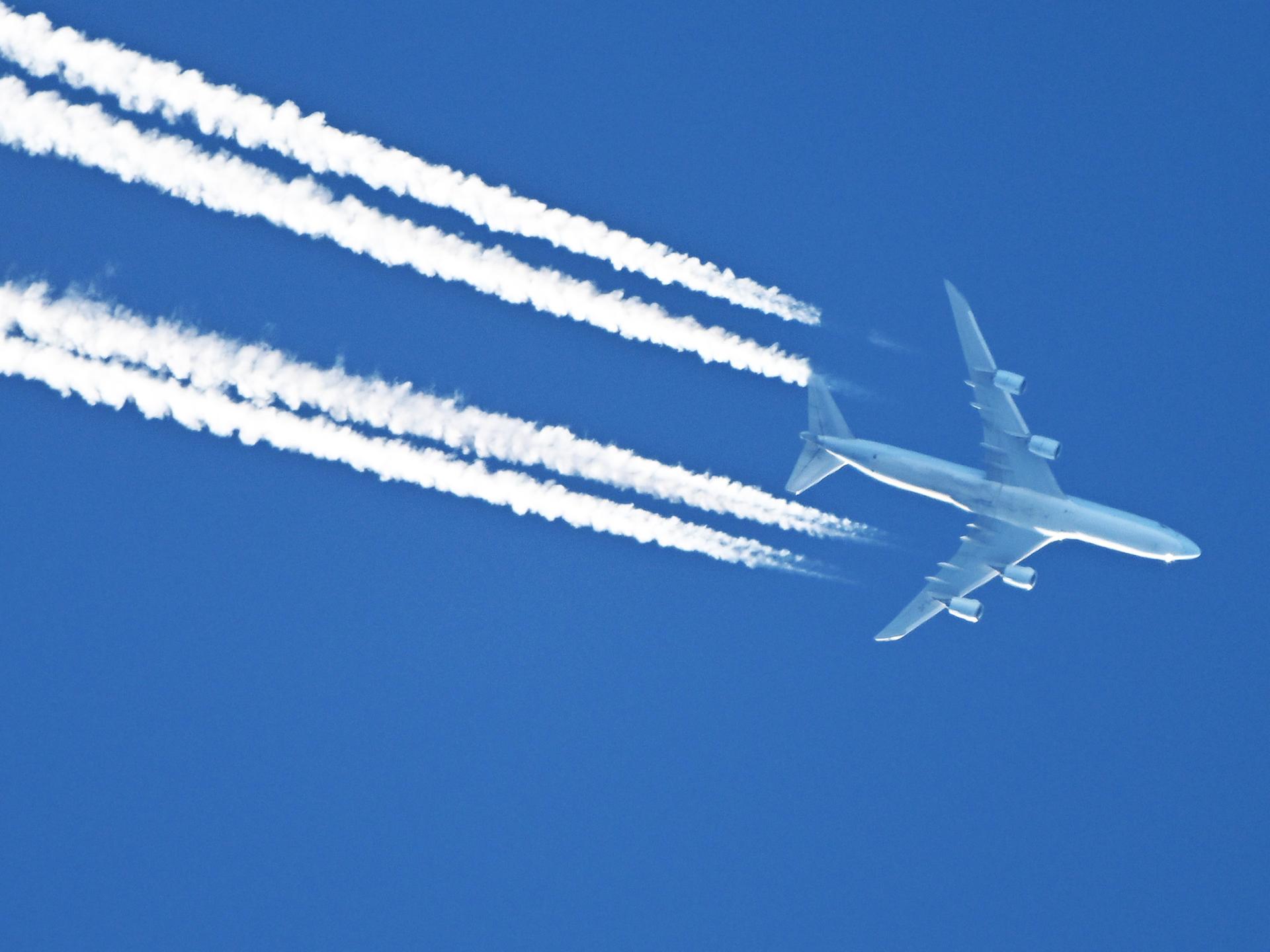 Flugzeug im Sinkflug