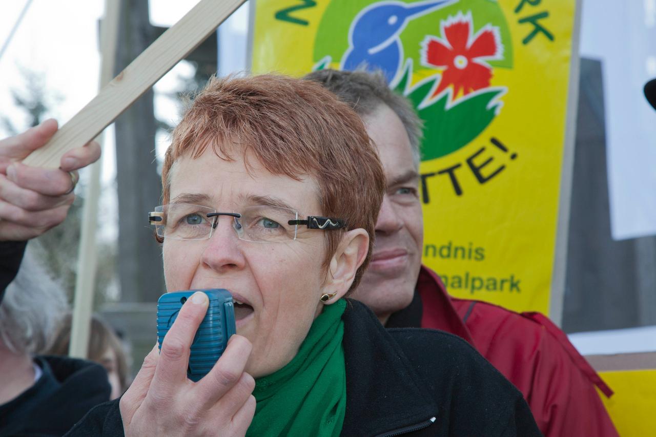 Die Grünen-Politikerin Ute Koczy mit Megafon bei einer Demonstration