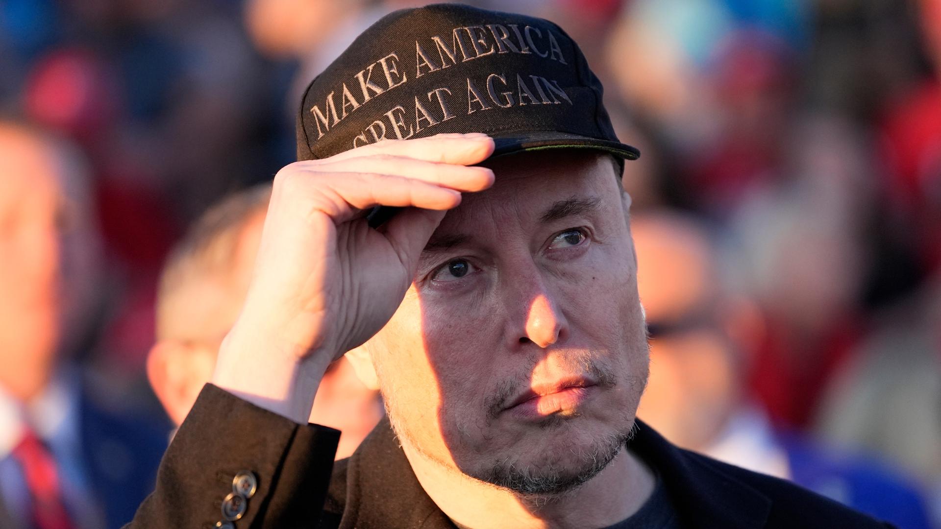 Elon Musk trägt auf einer Wahlkampfveranstaltung der Republikaner ein Cap mit der Aufschrift "Make Amerika Great Again", dem Wahlkampfspruch Donald Trumps.