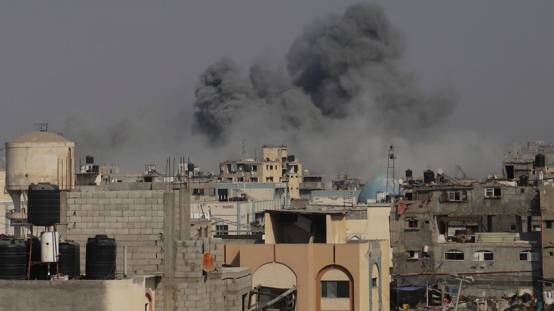Nach einem Luftangriff der israelischen Armee in Chan Junis im Gazastreifen steigt Rauch in den Himmel.