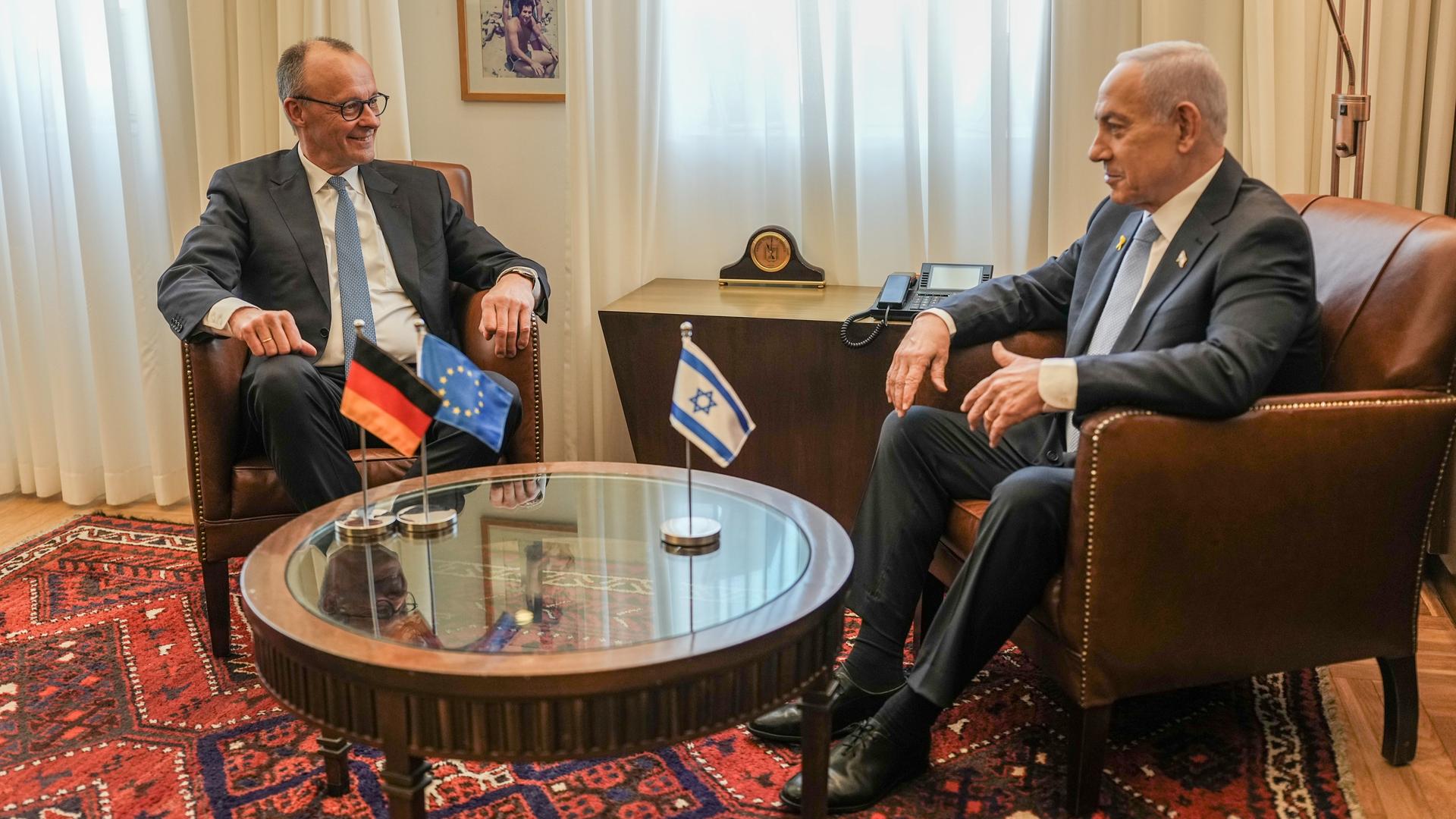 Bundeskanzler Friedrich Merz (l, CDU) sitzt neben Benjamin Netanjahu, Ministerpräsident von Israel, vor dem Gespräch im Regierungssitz. Beim Antrittsbesuch von Merz in Israel soll es um die Stabilisierung des Waffenstillstands in Gaza und den weiteren Friedensprozess und die Deutsch-Israelischen Beziehungen gehen.